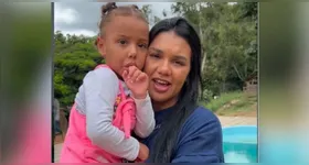 Karine Maciel apareceu ao lado da filha e afirmou que a criança está bem