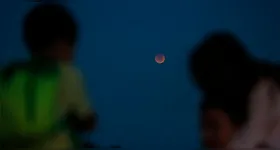 O fenômeno deixa a lua avermelhada durante um tempo