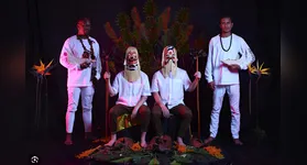 o Dengue Dengue Dengue é reconhecido por misturar ritmos latino-americanos.