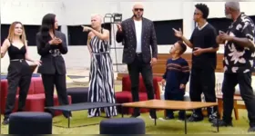 Sósias de artistas participam de falso reality exibido no The Noite e viralizam nas redes sociais.