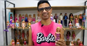 Alvin Soares exibe parte da coleção com mais de 100 bonecas Barbie, paixão que ele cultiva desde a infância.
