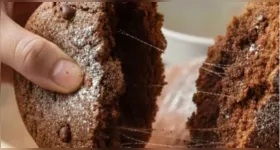 Textura viscosa e formação de fios em bolos indicam contaminação bacteriana e risco à saúde; alimentos com alterações devem ser descartados.