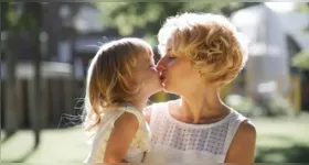 Demonstrações de carinho entre pais e filhos fazem parte do desenvolvimento afetivo, mas práticas como o “selinho” geram debate entre especialistas e famílias.