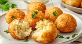 Bolinho de arroz crocante por fora e macio por dentro é opção prática para reaproveitar sobras e agradar toda a família.