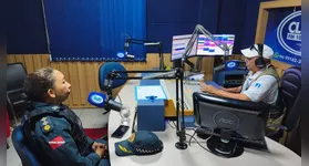 A Major Luciana Silva durante entrevista ao repórter Elvan do Vale no programa Rota 100,7; oficial celebrou 20 anos de corporação.