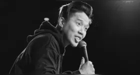 Alex Duong, ator e comediante, faleceu aos 42 anos após batalha contra câncer raro; deixa esposa e filha, e um legado de humor e dedicação à família.