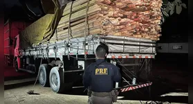 Agentes da PRF vistoriam carga de madeira serrada apreendida no km 245 da BR-222, em Marabá.