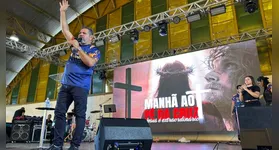 Pastor Marcos Chene ministra palavra aos fiéis durante a edição 2026 do projeto Manhã ao Pé da Cruz.