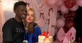 Virginia Fonseca ao lado de Vini Jr. em festa de aniversário em Madri; expressão da influenciadora chamou atenção dos internautas