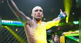 Com o cinturão BMF, "Do Bronx" comemora a vitória por decisão unânime sobre o norte-americano.