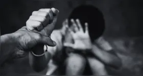 O menino foi encontrado em  Hagenbach, cercado por lixo; criança estava nua e em estado grave de desnutrição.