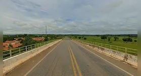 Sinalização do DNIT indica limite de peso e eixos para veículos que cruzam a ponte sobre o Rio Araguaia na BR-230.