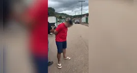 Francidalton Sodré Damasceno, o "Bolinha", sendo conduzido pela equipe policial para os procedimentos legais.