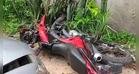 Peritos analisam o local da colisão na Folha 13; motocicleta ficou destruída após ser prensada contra o muro por veículo prata.