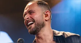 O cantor publicou um vídeo em seu Instagram mostrando os bastidores do procedimento.