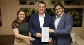 Anijar entrega pessoalmente convite de posse a Camilo Centeno durante visita ao Grupo RBA.