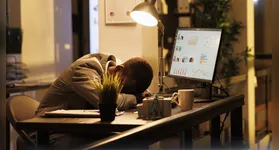 Entenda o burnout: sintomas, causas e a importância de buscar ajuda profissional para preservar a saúde mental no ambiente de trabalho.