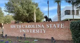 Universidade historicamente negra da Carolina do Sul entra em lockdown após tiroteio em dormitório que deixou mortos e ferido.