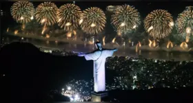 Mais de 2,6 milhões de pessoas ocuparam a orla de Copacabana para assistir aos shows e à tradicional queima de fogos que marcou a virada do ano no Réveillon do Rio.