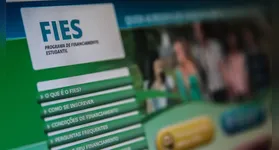 Fies: o programa do governo federal oferece financiamento com juros zero para estudantes com renda familiar mensal de até três salários mínimos por pessoa.