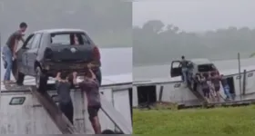 O automóvel foi colocado em cima do barco com ajuda de dois pedaços de madeira