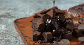Para aproveitar os benefícios do chocolate amargo, prefira versões com 70% ou mais de cacau, e confira se o cacau aparece primeiro na lista de ingredientes.