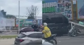 Com a batida, poste caiu arrastando a fiação.