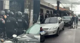 Depois de mais de seis horas de conversas, as equipes conseguiram convencer os assaltantes a se renderem. Por fim, a mulher foi libertada por volta das 19h.