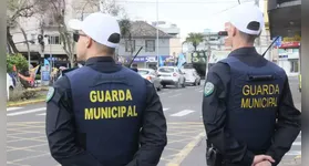 A carga horária é de 40 horas semanais, podendo haver regime de escala ou plantão.