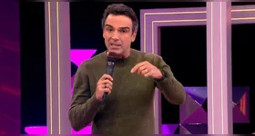 Tadeu Schmidt comentando os principais acontecimentos da casa.