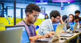 Ao todo, a colaboração reúne seis cursos curtos no IBM SkillsBuild, com duração de 10 a 35 minutos, que exploram o impacto da tecnologia em diferentes áreas do cotidiano e dos negócios.