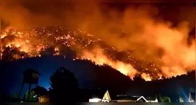 Incêndio florestal avança sobre áreas de vegetação nativa na província de Chubut, na Patagônia argentina, forçando evacuações e mobilizando centenas de brigadistas.