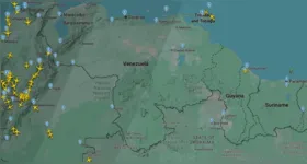 Após o ataque em larga escala dos Estados Unidos contra a Venezuela, o espaço aéreo do país amanheceu vazio neste sábado, sem registros de voos civis sobre o território venezuelano.