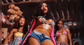 Com um visual estiloso e ousado, a cantora paraense gravou o vídeo dançando funk e brega pelas ruas da comunidade do Vidigal, no Rio de Janeiro.