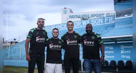 Técnico Júnior Rocha (2º à direita), ao lado do auxiliar Edson Macaé (1º à direita), analista de desempenho Robson de Lima (1º à esquerda) e o preparador de goleiros Emerson (2º à esquerda).