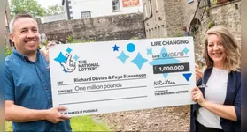 Apesar da fortuna, os dois afirmam que as prioridades não mudaram e que vão continuar com trabalho voluntário.