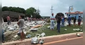 O veículo desgovernado levava uma carga de arroz quando causou o acidente.