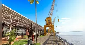 Bancos, shoppings, supermercados e órgãos públicos adotam horários diferenciados para atender a população durante o período festivo.