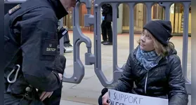 Segundo porta-voz da Defend Our Juries, Thunberg carregava cartaz com os dizeres "eu apoio os prisioneiros da Ação Palestina. Eu me oponho ao genocídio".