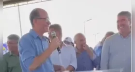 Prefeito faz discurso com frase de duplo sentido, causando gargalhadas no público do evento.