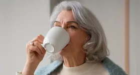 Estudos com mulheres acima dos 65 anos avaliam se a frequência de consumo dessas bebidas se relaciona com alterações densitométricas.