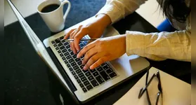 A proposta se destaca ao permitir que os candidatos atuem de qualquer lugar do mundo, desde que consigam acompanhar o horário comercial dos Estados Unidos.