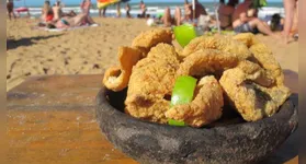 É preciso cuidado com os alimentos consumidos nas praias.