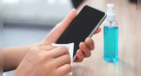 O uso de produtos químicos inadequados pode provocar danos irreversíveis, como manchas permanentes e perda da sensibilidade do display, comprometendo a experiência diária.