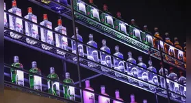 A lei municipal veta qualquer tipo de bebida alcoólica nas ruas entre 2h e 7h da manhã, sem distinção de marca ou graduação.