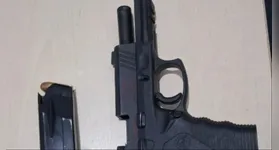 Segundo informações, em poder do suspeito estariam uma pistola Taurus PT 845, calibre .45, carregada com oito munições intactas.