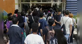 A confirmação será conduzida por uma comissão de cinco pessoas.