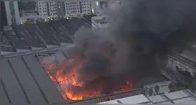 O telhado do prédio desabou durante o incêndio.