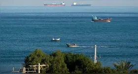 Irã ameaça fechar o estreito de Ormuz em resposta a ataques dos EUA.