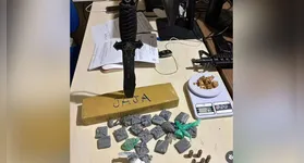 Material apreendido inclui balança de precisão, munições e diferentes tipos de entorpecentes.